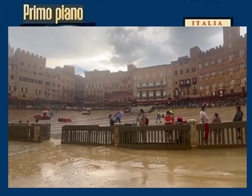 PALIO DI SIENA, LA PIOGGIA SFIDA LA TRADIZIONE - Piazza del Campo Guarda il Cielo e la Carriera Trema